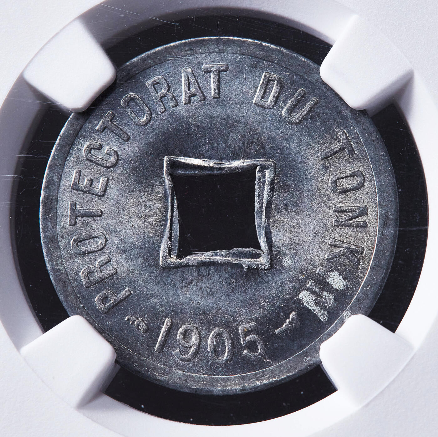 【俄甄集藏】2026年(049)03-18星期三 晚 19:30 全场包邮 法属印度支那东京湾1905年1/600皮阿斯特锌币，NGC MS64，转光品相