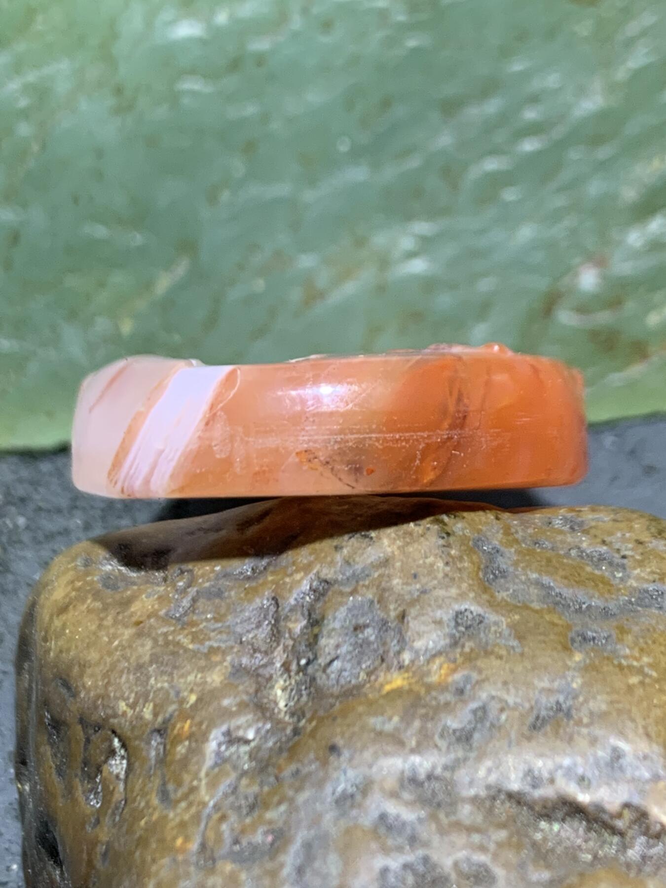 川料红白荔枝冻南红玛瑙雕刻山水意境吊坠一个，