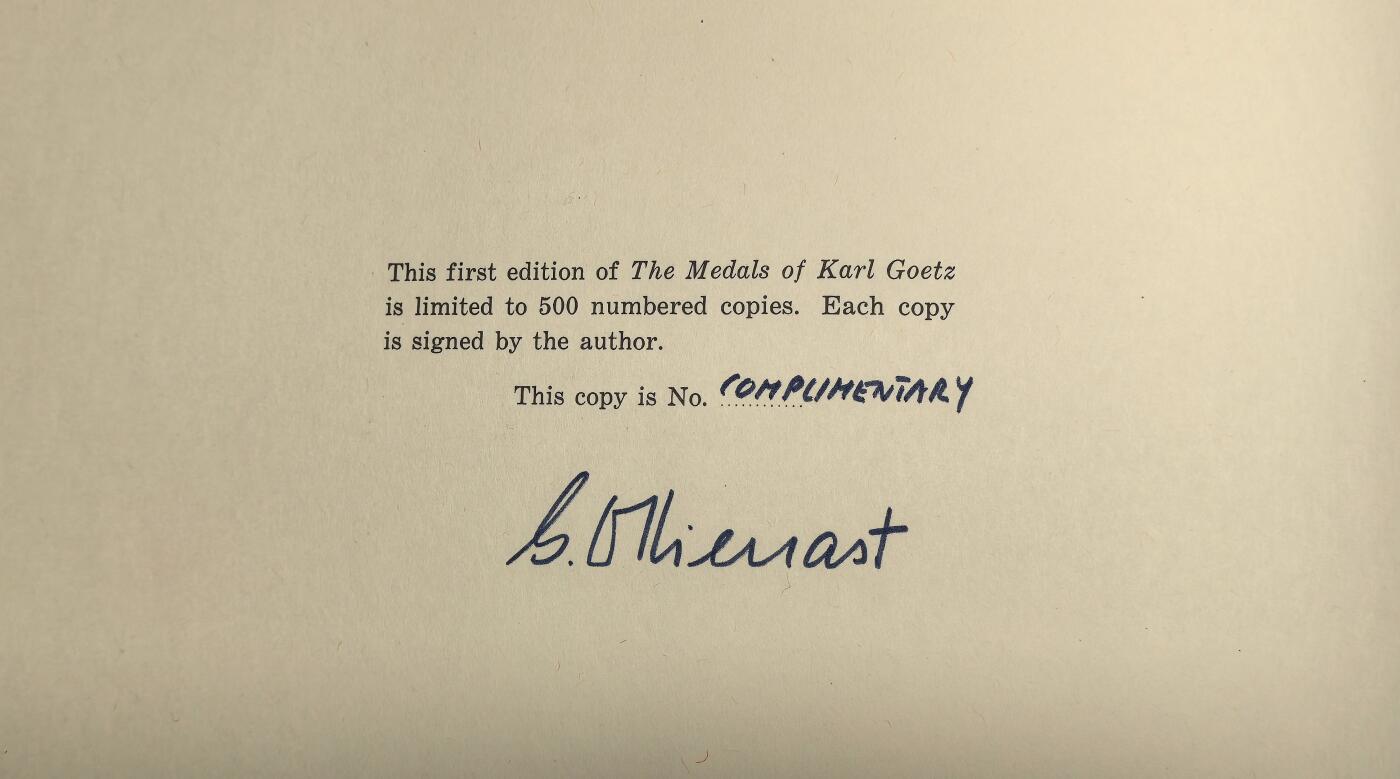 此心安处是吾乡·凡希社世界钱币微拍第三百二十期 荐！《卡尔哥茨币章艺术》初版签名本 +再版修订本，卡尔哥茨艺术创作的全景式记录，最权威的艺术家章牌目录，图片丰富，资料翔实，初版品相几乎全新，值得永久入藏的钱币工具书。