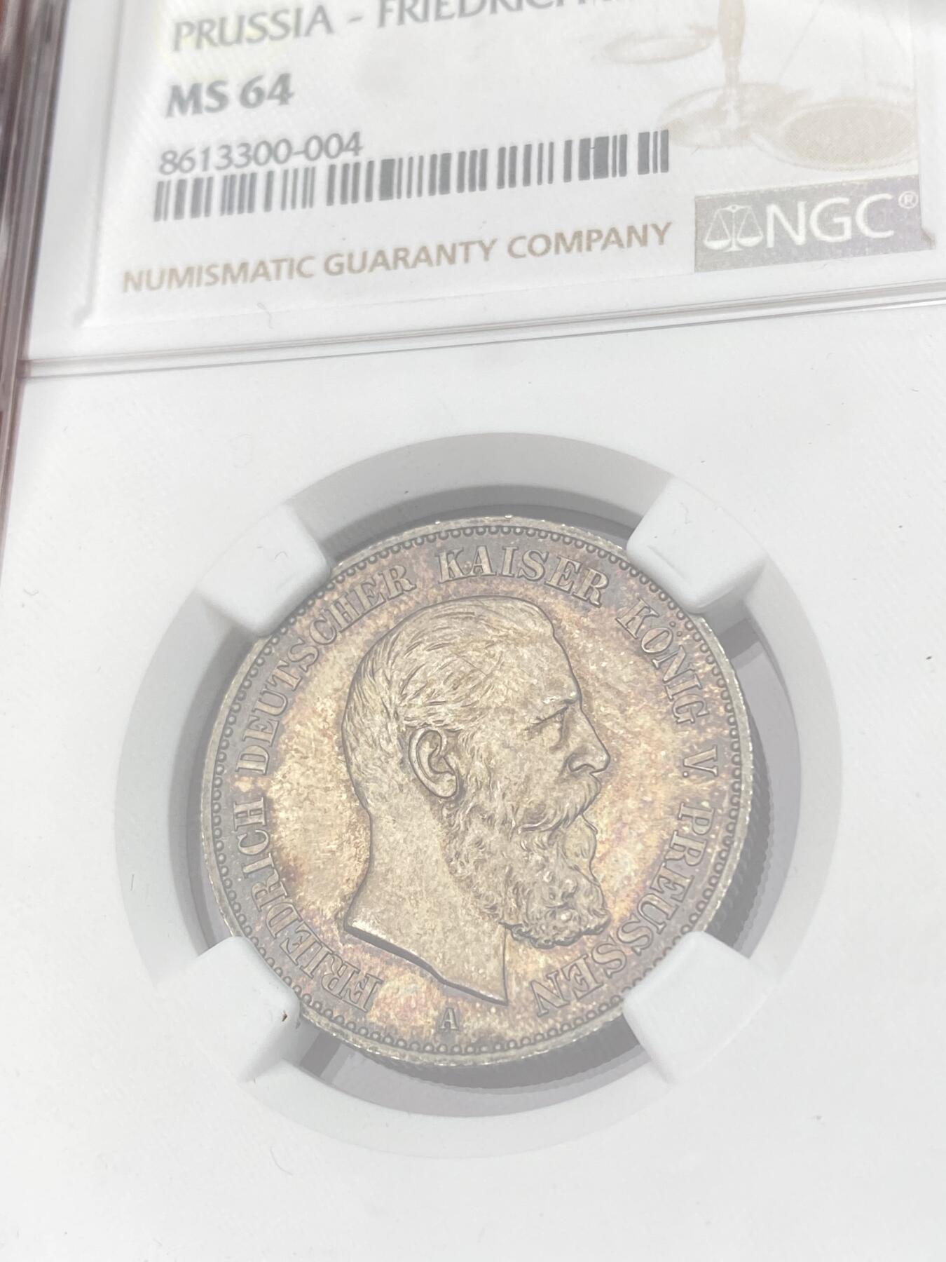 万国钱币拍卖第062期 NGC MS64 1888年德国三皇之年腓特烈三世流通短翅2马克 经典三皇品种 均匀厚重的欧陆酱五彩裹身 观感超越分数的顶级视觉享受