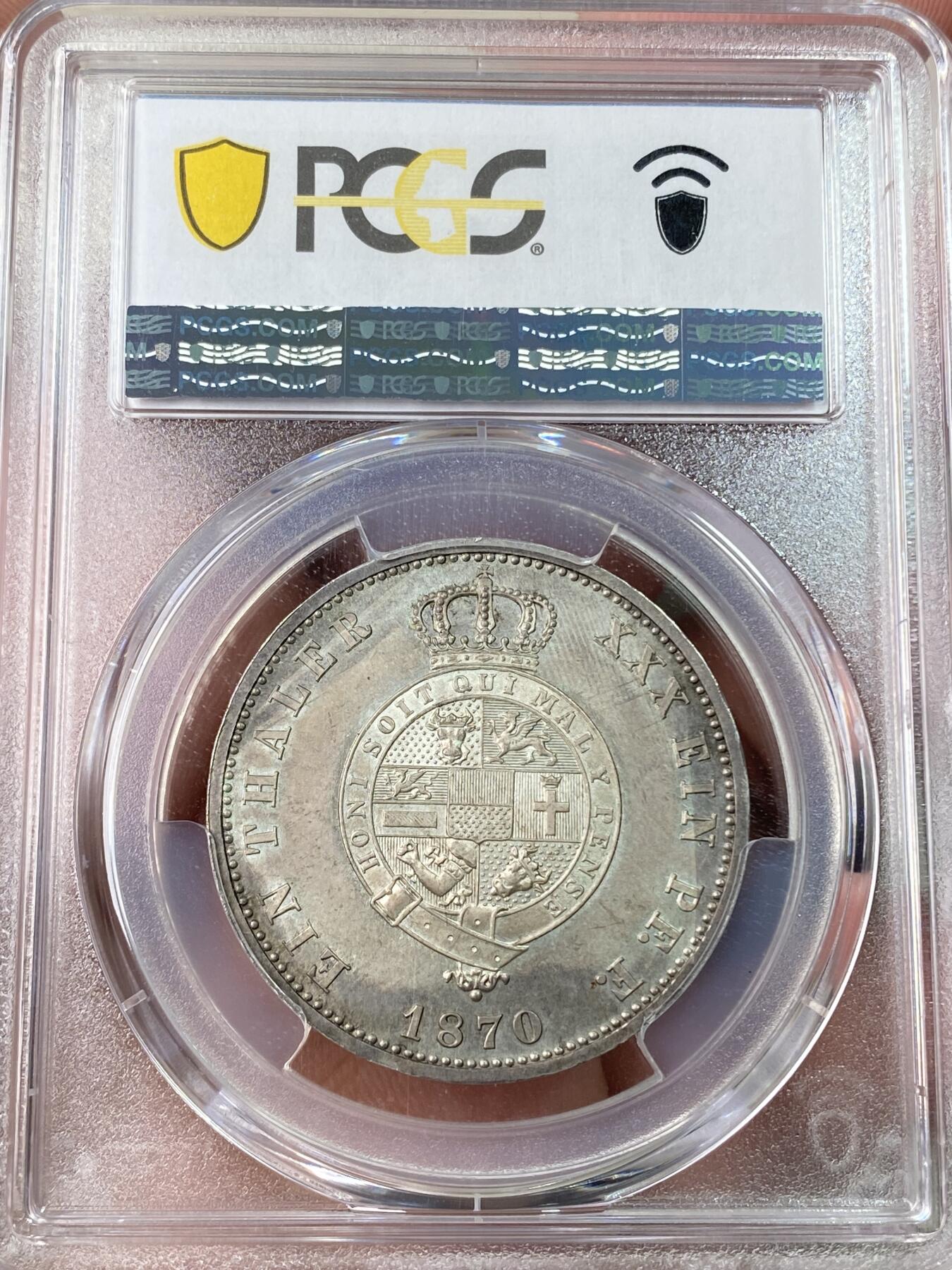 万国钱币拍卖第062期 PCGS MS63 1870年德国梅克伦堡-施特雷利茨流通纹章1泰勒 发行量仅5W枚的高难小邦品种 德系盾徽与嘉德勋章的结合 嘉德勋章环绕着“Honi soit qui mal y pense”“心怀邪念者蒙羞” 欧陆淡彩环绕类镜面喷砂质感 PCGS亚军分更高仅仅2枚 顶级收藏品质
