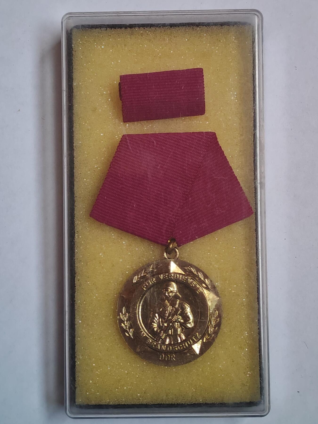 韵星假日军品类拍卖第43期 -- Rimey Holidays Militaria Auction 43 民主德国消防功绩奖章带原盒略 高等级奖章 保存完好