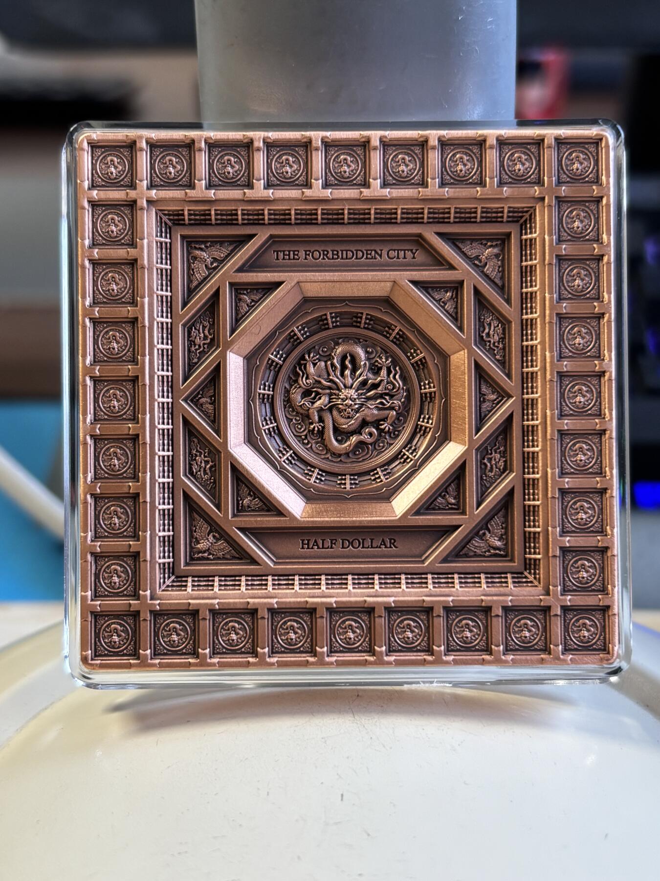 第191期拍卖 萨摩亚2020年半元方形仿古3D阴雕铜币  藻井系列-紫禁城龙藻井 铜220克 发行量：600 盒证全