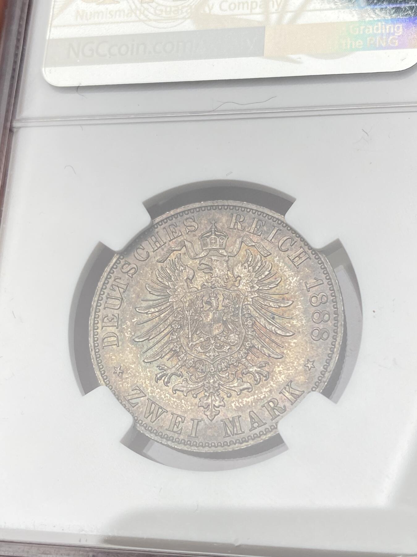 万国钱币拍卖第062期 NGC MS64 1888年德国三皇之年腓特烈三世流通短翅2马克 经典三皇品种 均匀厚重的欧陆酱五彩裹身 观感超越分数的顶级视觉享受