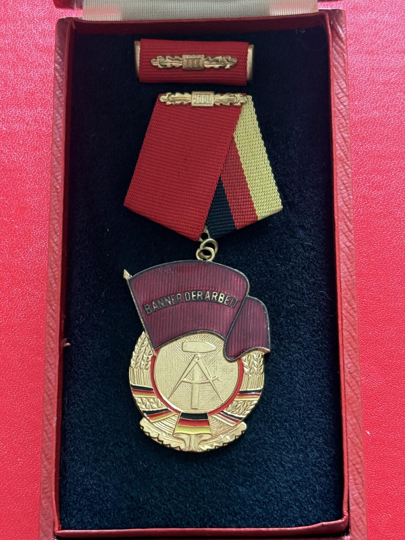 云宸嘉赏-勋臻精藏⭐️年后精品专拍场次🎖 民主德国三级劳动红旗勋章带盒略一套 较早期黑绒布版本