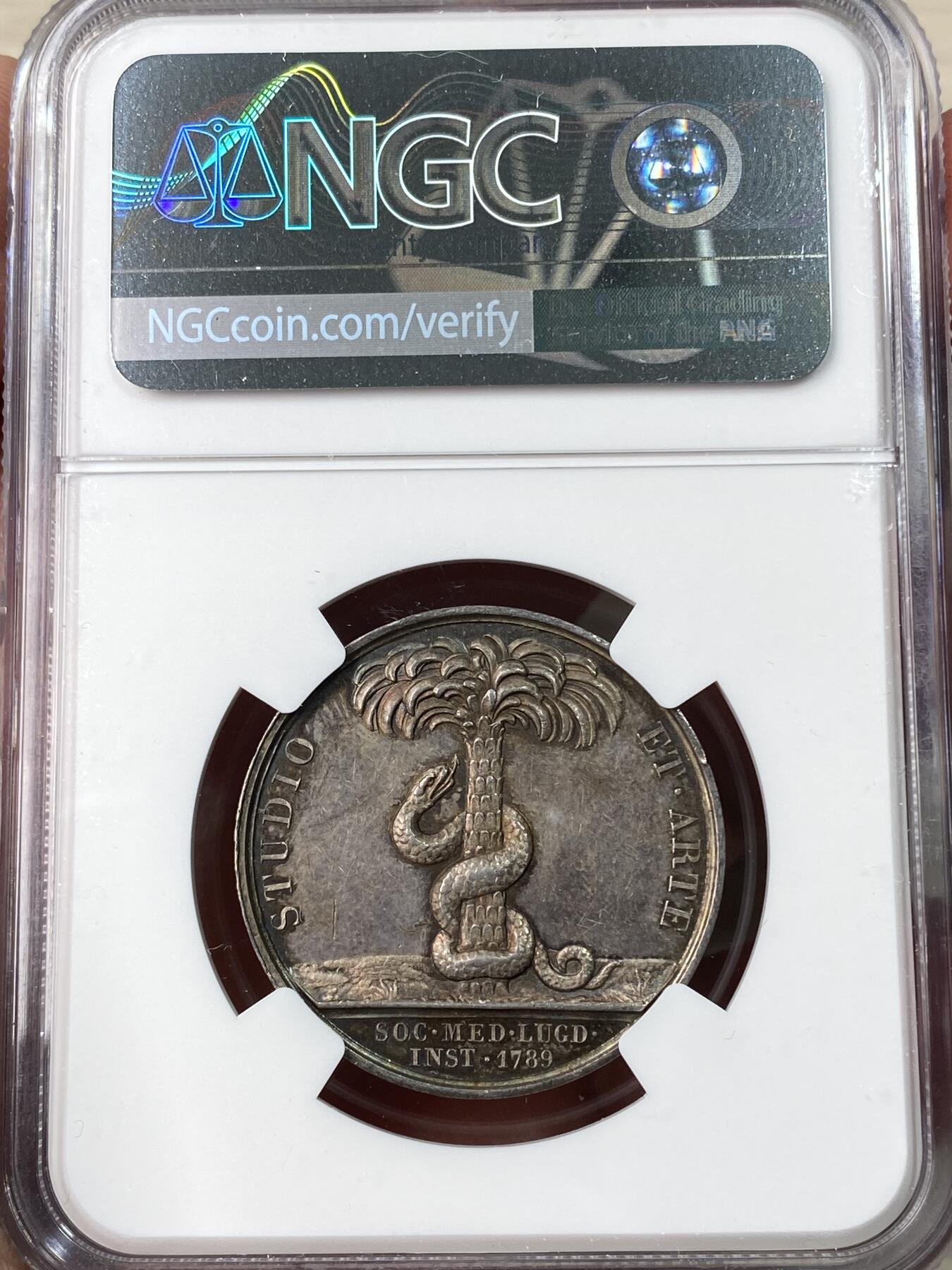 万国钱币拍卖第062期 NGC MS62 “1789年”（实际1832-41年）法国里昂医学会银质代币 巴黎造币厂铸 正面希波克拉底半身像右 反面缠绕着蛇的棕榈树 彩虹色包浆极美 30MM
