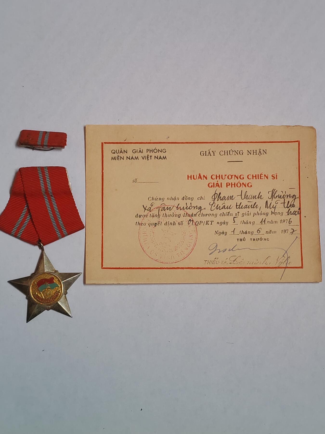 韵星假日军品类拍卖第43期 -- Rimey Holidays Militaria Auction 43 越南南方共和国（越共）二级解放战士勋章带证略