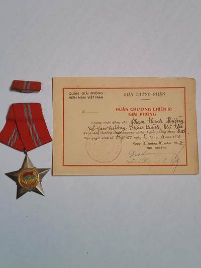 韵星假日军品类拍卖第43期 -- Rimey Holidays Militaria Auction 43 - 越南南方共和国（越共）二级解放战士勋章带证略