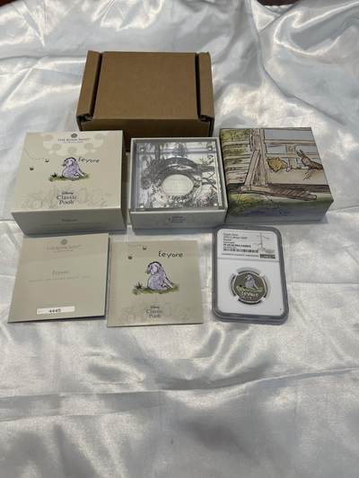 2022年英国皇家造币厂迪士尼经典小熊维尼系列Eeyore银币，50便士彩色精制，NGC评级PF69 ，带原装盒证书，限量发行收藏佳品！ 2022年英国皇家造币厂迪士尼经典小熊维尼系列Eeyore银币，50便士彩色精制，NGC评级PF69 ，带原装盒证书，限量发行收藏佳品！