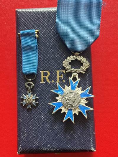 云宸嘉赏-勋臻精藏⭐️年后精品专拍场次🎖 - 法兰西共和国骑士级国家功勋勋章带mini原盒一套-银制珐琅成色极佳