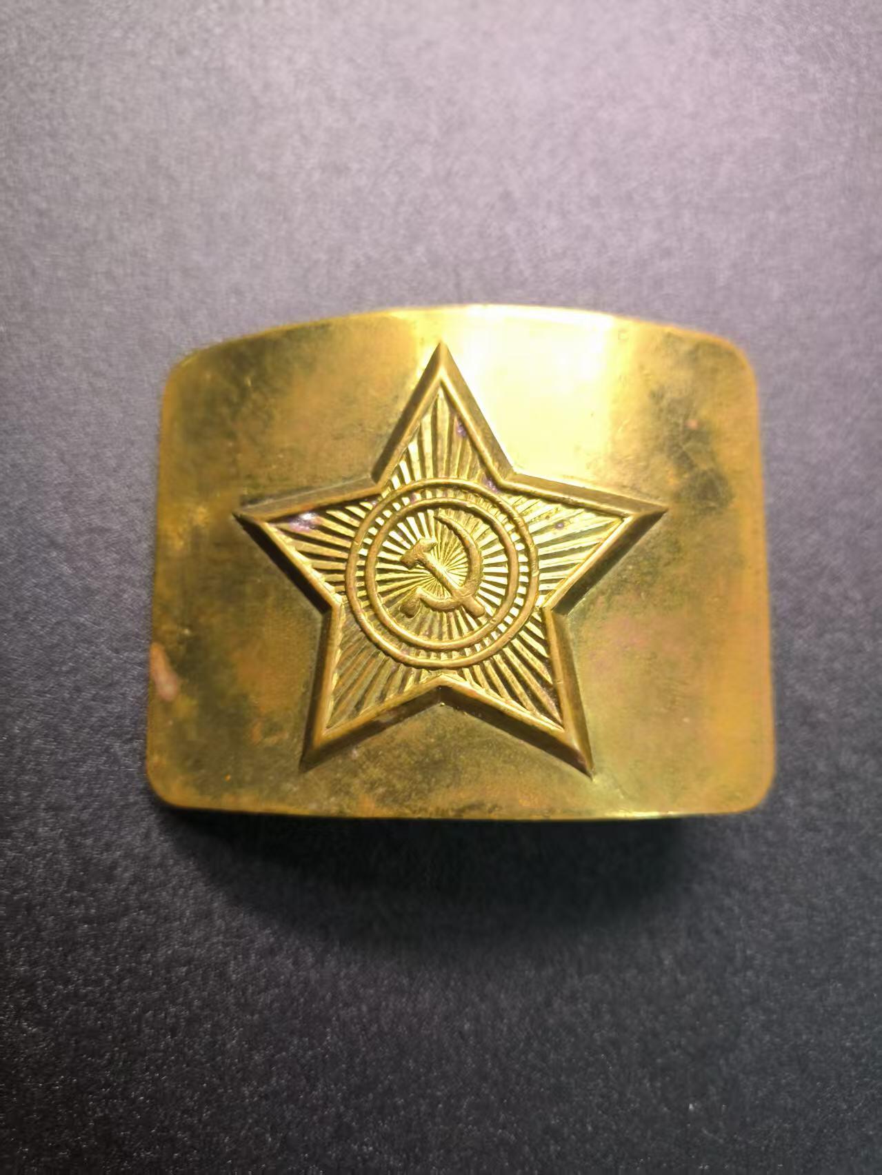 云宸嘉赏-勋臻精藏⭐️年后精品专拍场次🎖 库克尔·弗拉基米尔·维亚切斯拉沃维奇上校的苏联武装力量黄铜腰带扣 功能完好