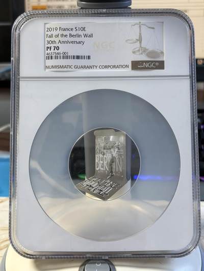 第191期拍卖 - 获奖法国2019年柏林墙推倒30周年异形精制银币NGC-PF70，999银，发行量3000枚