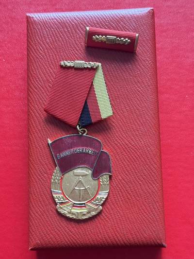 云宸嘉赏-勋臻精藏⭐️年后精品专拍场次🎖 - 民主德国三级劳动红旗勋章带盒略一套 较早期黑绒布版本