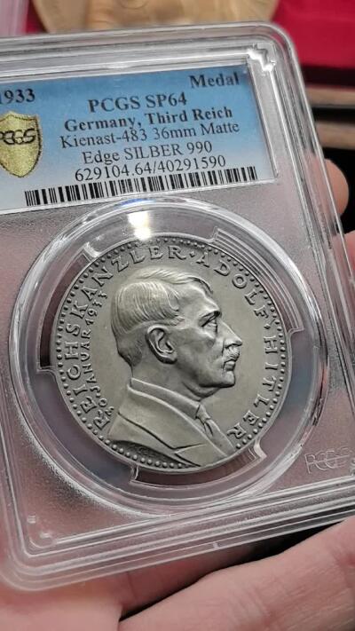 此心安处是吾乡·凡希社世界钱币微拍第三百二十期 【PCGS唯一冠军】卡尔哥茨名章：1933德国新总理当选及国会选举纪念银章PCGS-SP64，纪念国家社会主义德意志工人党在1933年的政治胜利，背图描绘了一位冲锋队员高举火炬与旗帜，象征着觉醒与胜利。（附视频）