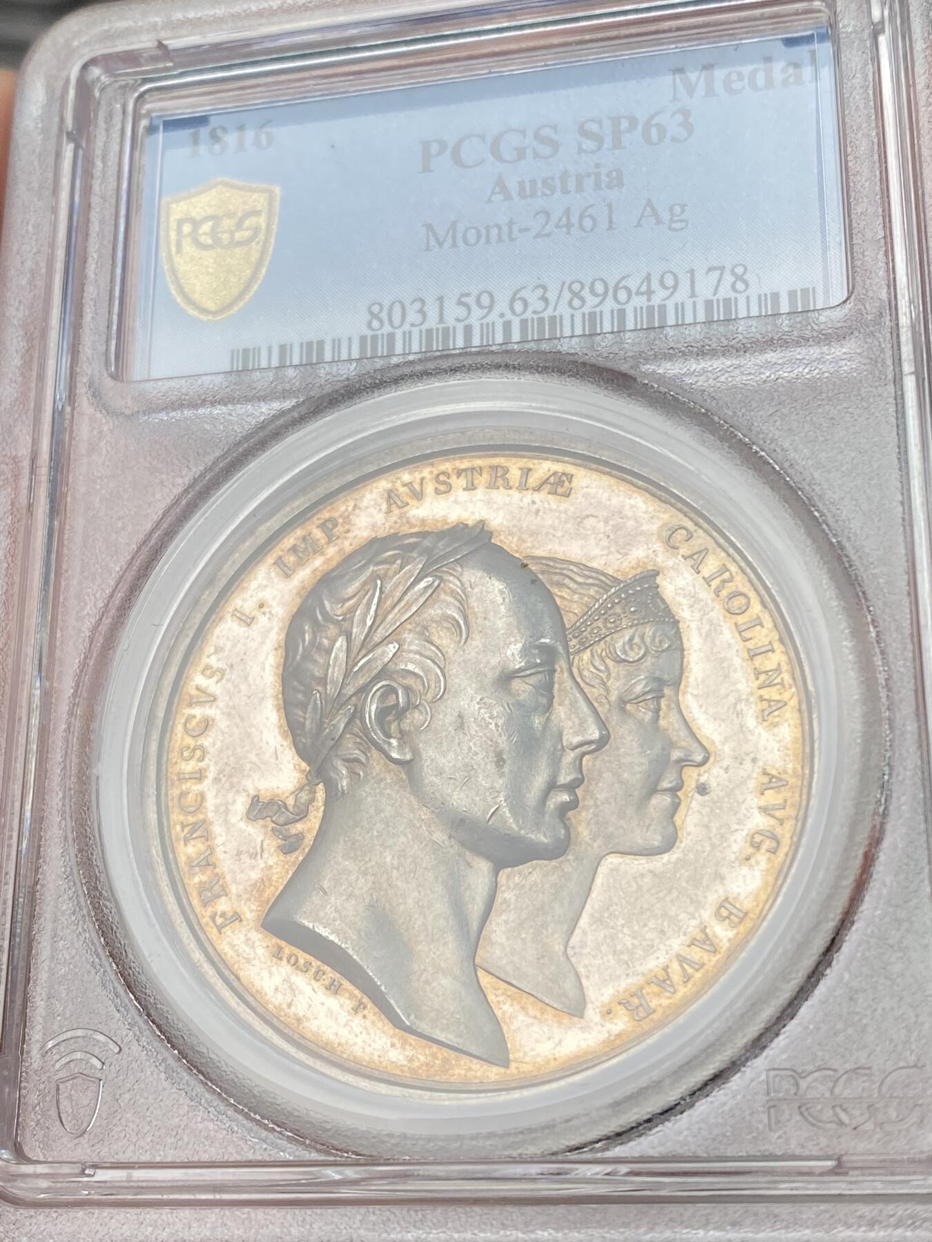 万国钱币拍卖第062期 PCGS SP63 1816年奥地利弗朗茨一世与巴伐利亚公主卡罗琳娜·奥古斯塔结婚纪念大银章 背面帕拉斯端女神坐在帝国鹰旁 手持三位美惠女神献出祝福 41MM 29.2G 极美淡金彩环绕 PCGS冠军分收藏级