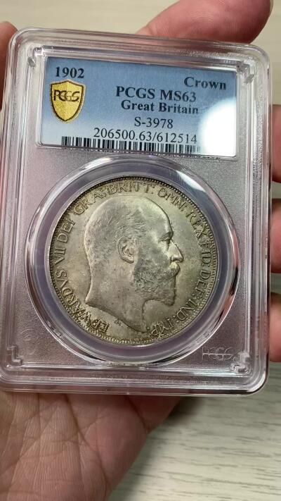万国钱币拍卖第062期 PCGS MS63 1902年英国爱德华七世马剑克朗 高分难度大于精制的流通品种 车轮转光底板在油画般的英伦淡五彩包浆加持下更添魅力