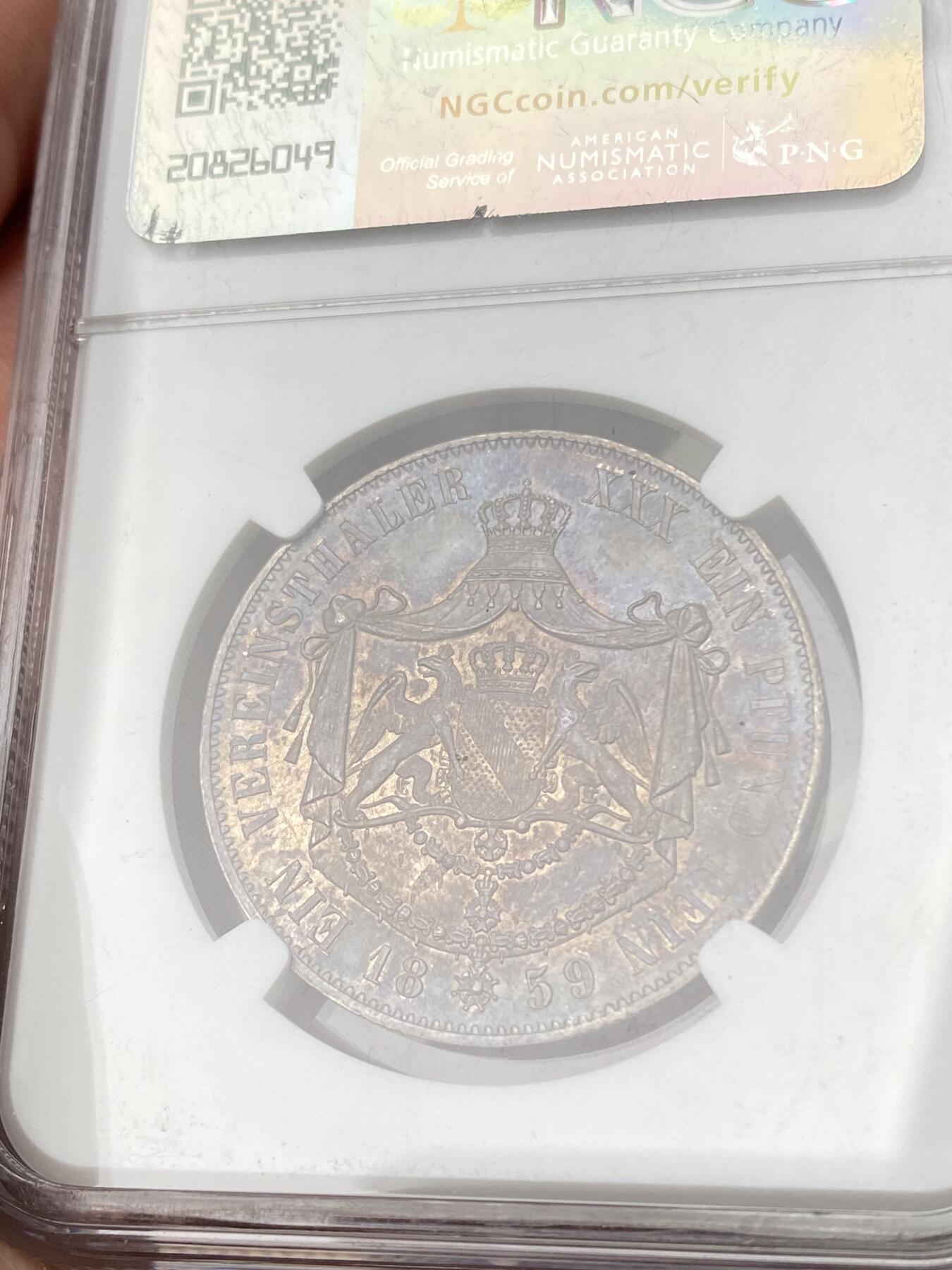 万国钱币拍卖第062期 NGC MS64 1859年德国巴登双狮鹫护盾纹章流通1泰勒 高难小邦流通品种 堪称绝色的浓郁紫罗兰油彩包浆裹身 NGC唯一冠军实至名归 可遇不可求的顶级典藏品质