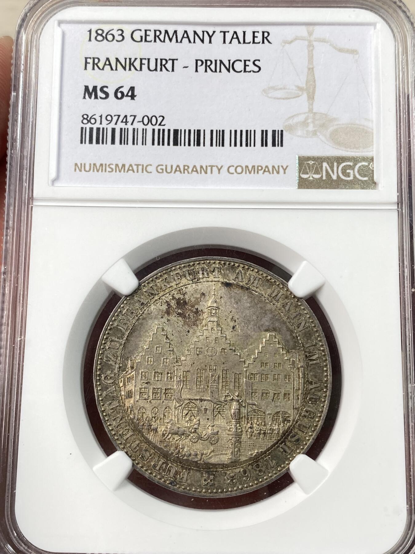 万国钱币拍卖第062期 NGC MS64 1863年德国法兰克福王子会议1泰勒 经典法兰城景观品种 极美德式五彩覆盖  极其难得的收藏级状态