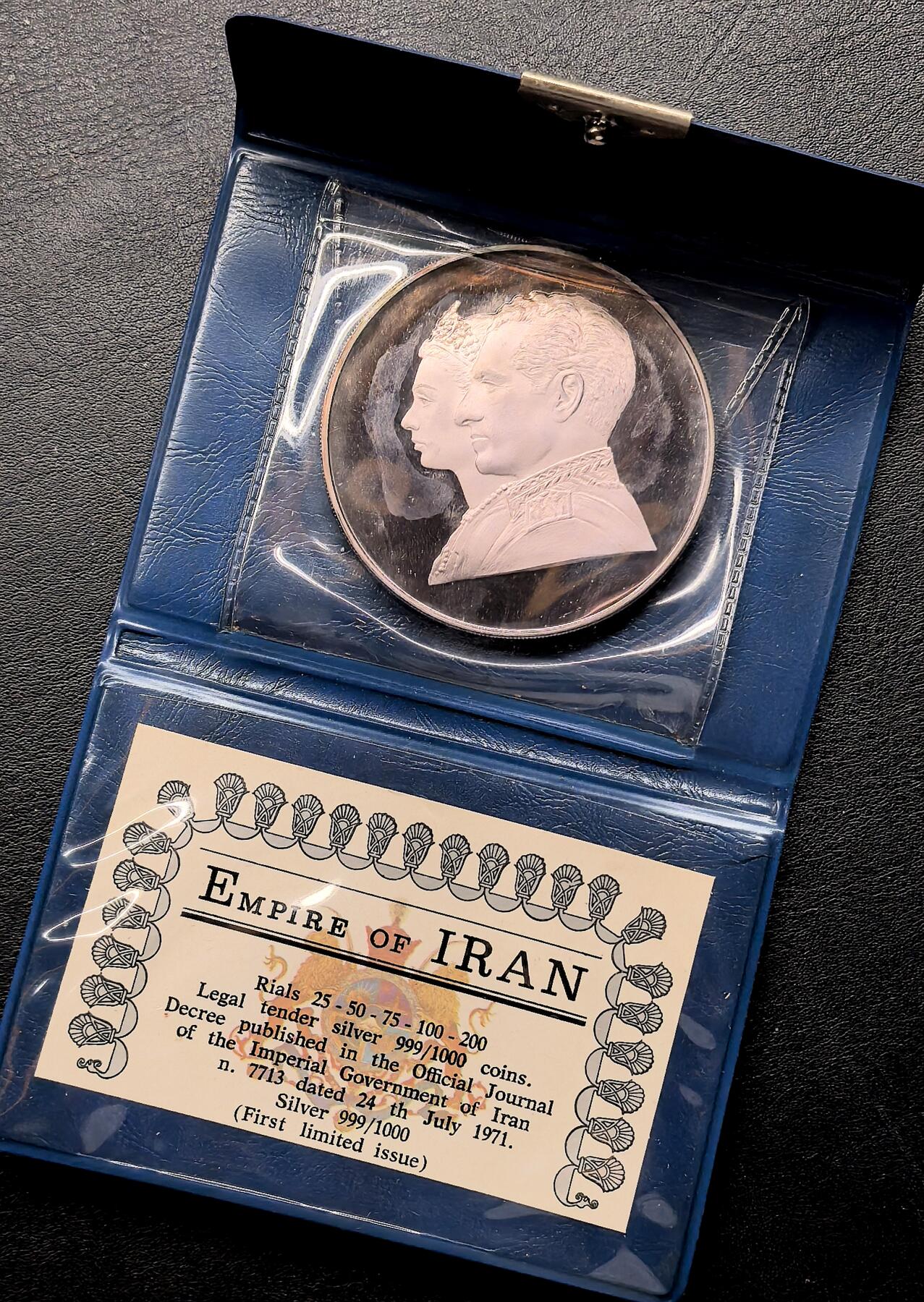 此心安处是吾乡·凡希社世界钱币微拍第三百二十期 1971伊朗巴列维夫妇200R大银精铸，边缘有自然氧化形成的紫金包浆，全喷砂镜面，品相一流，附独立包装的小皮夹证书。