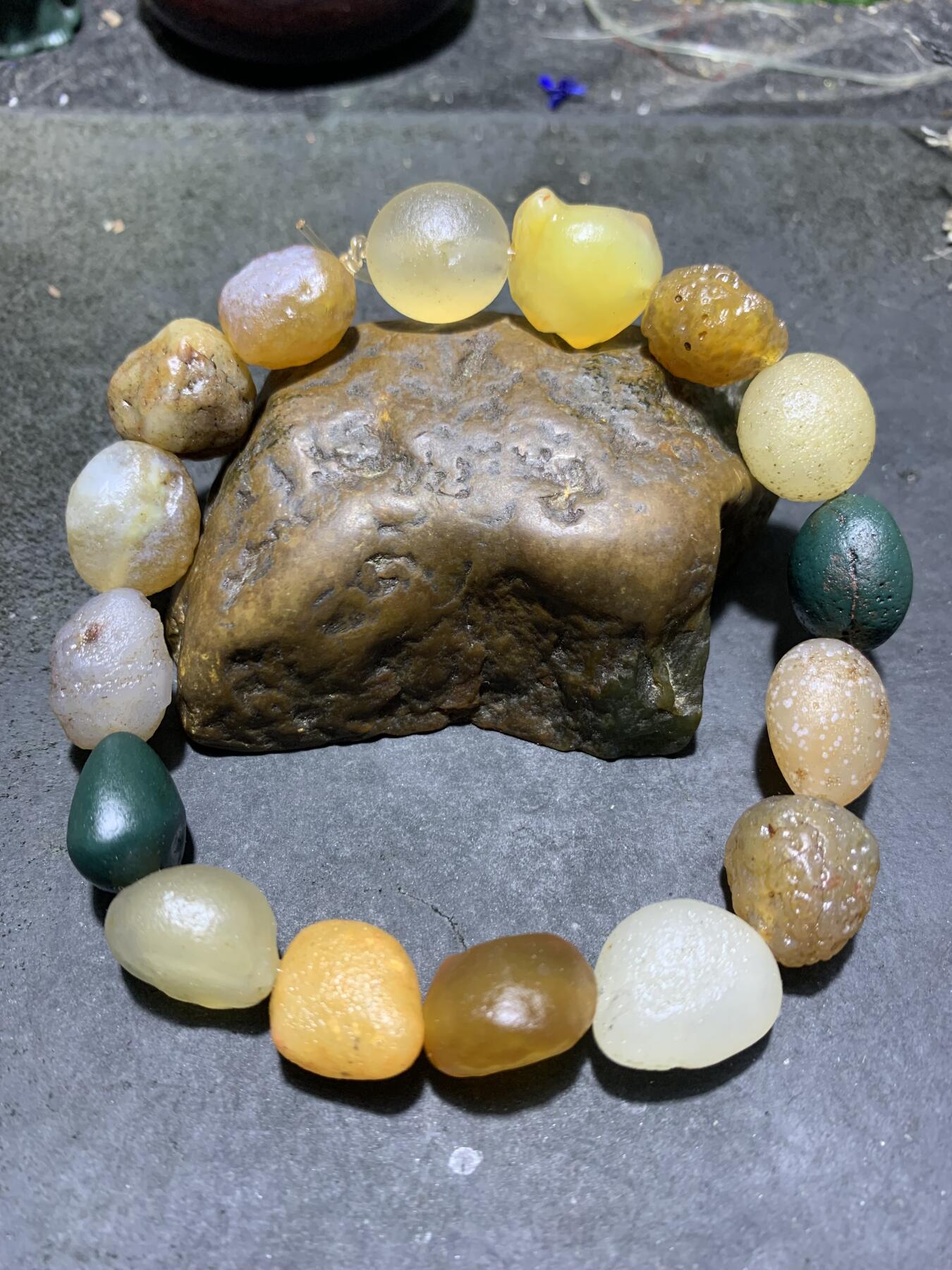 精美阿拉善玛瑙彩珠原石手串一条