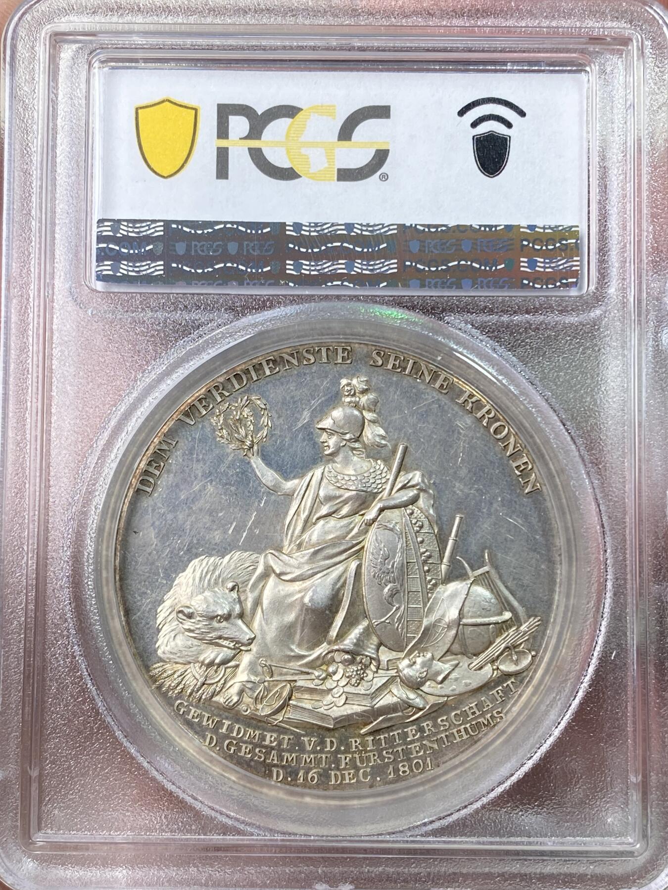 万国钱币拍卖第062期 PCGS MS61 1801年德国安哈尔特-德邵公国利奥波德·弗里德里希·弗兰茨公爵执政50周年纪念大银章 罕见德国小邦高浮雕名誉品种 背面密涅瓦女神手扶德邵盾徽 代表安哈尔特的棕熊卧在女神旁 淡金彩PCGS唯一冠军分 44.11MM 33.6G