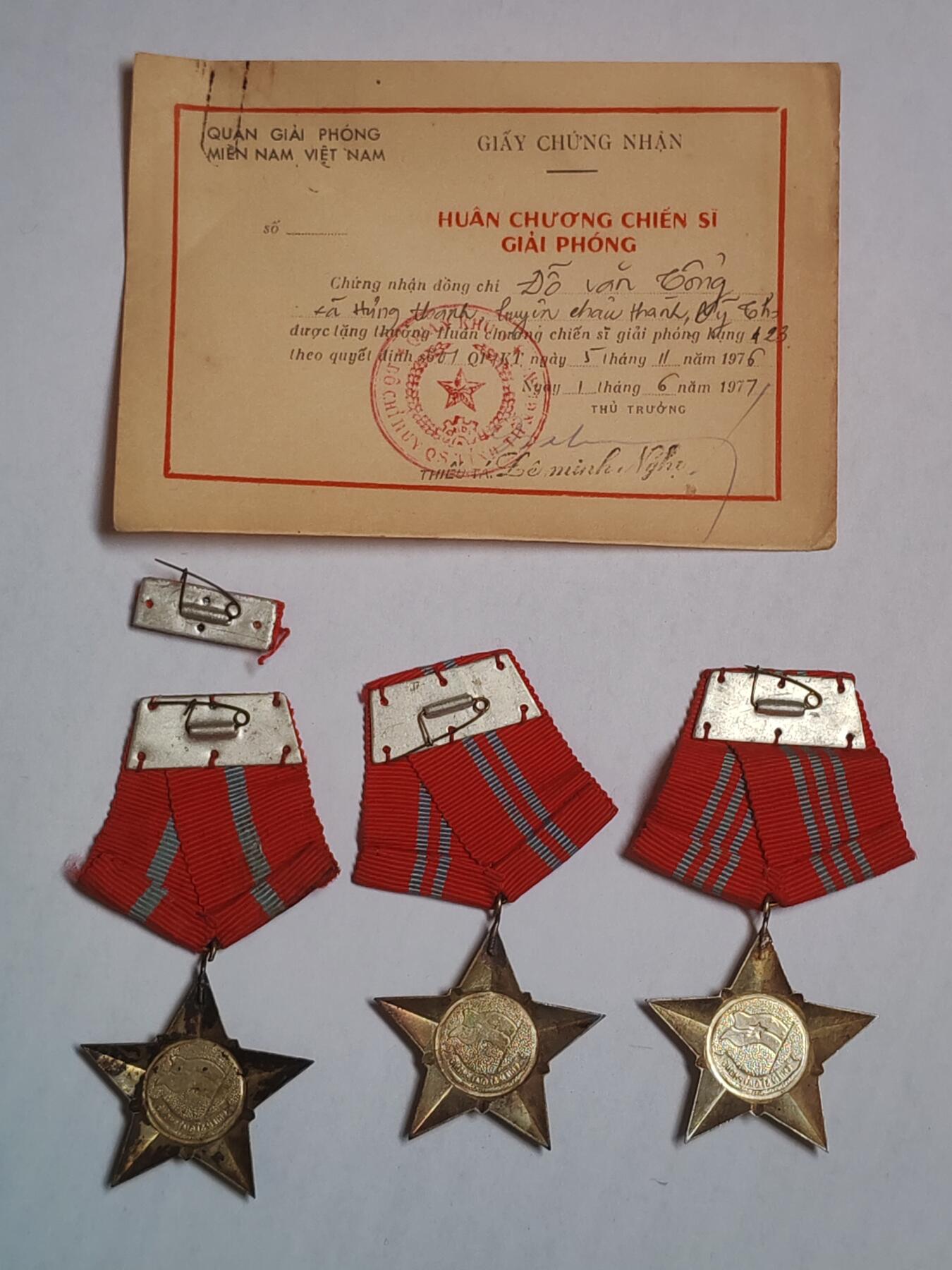 韵星假日军品类拍卖第43期 -- Rimey Holidays Militaria Auction 43 越南南方共和国（越共）解放战士勋章一二三级一组带证书，三级带略