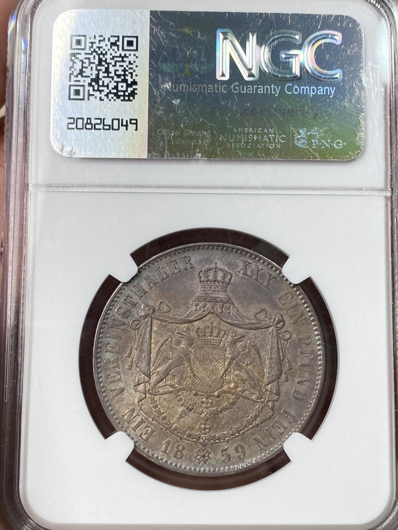 万国钱币拍卖第062期 NGC MS64 1859年德国巴登双狮鹫护盾纹章流通1泰勒 高难小邦流通品种 堪称绝色的浓郁紫罗兰油彩包浆裹身 NGC唯一冠军实至名归 可遇不可求的顶级典藏品质