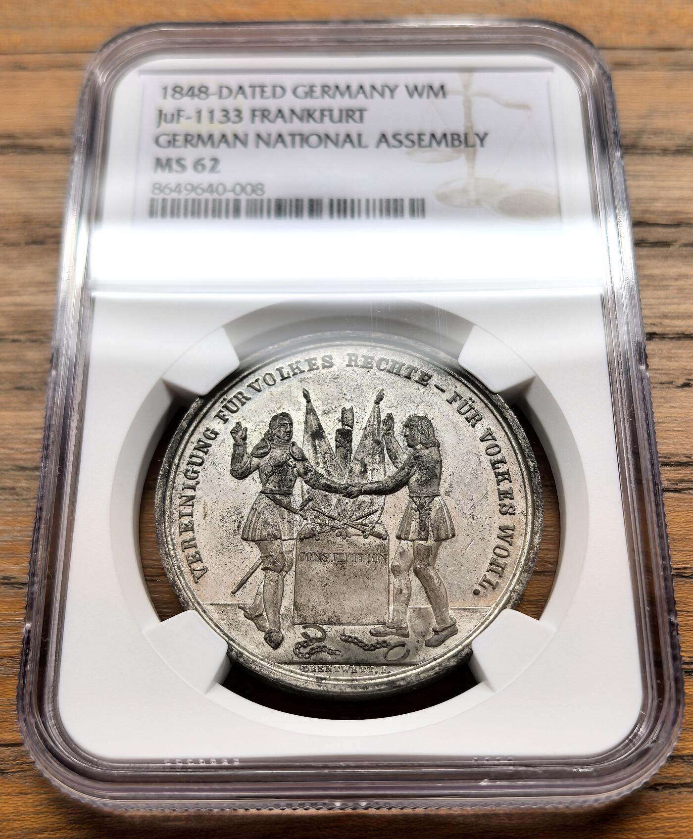 此心安处是吾乡·凡希社世界钱币微拍第三百二十期 1848德国法兰克福国民议会纪念锡章NGC-MS62，象征德意志的双头鹰居于两颗橡树之间，记录德国统一的重大历史题材。