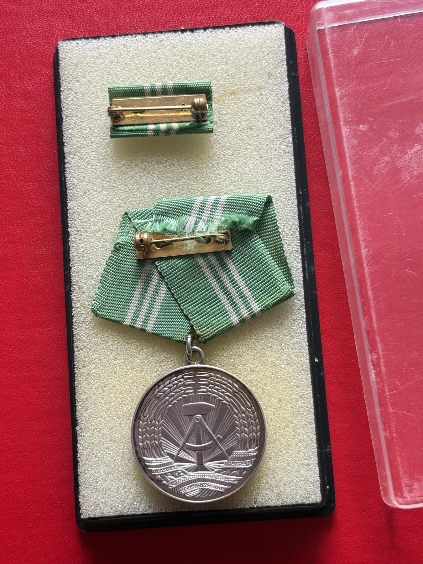 云宸嘉赏-勋臻精藏⭐️年后精品专拍场次🎖 民主德国内政部人民警察银级忠诚服役奖章全套 早期无国徽版本 镀银漂亮