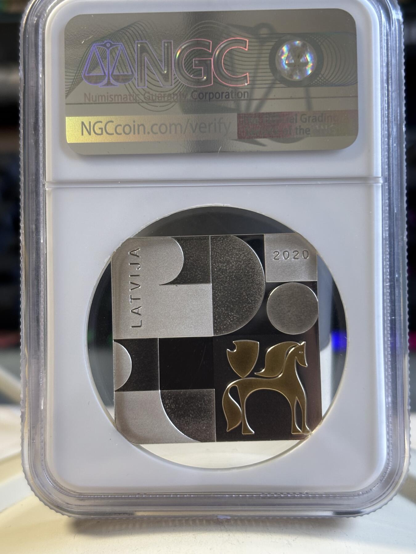 第191期拍卖 获奖拉脱维亚2020年现代主义艺术方形镀金银币NGC-PF70首，925银，26.25克，发行量3000枚，获得2021年度钱币之星最佳艺术币大奖第一枚
