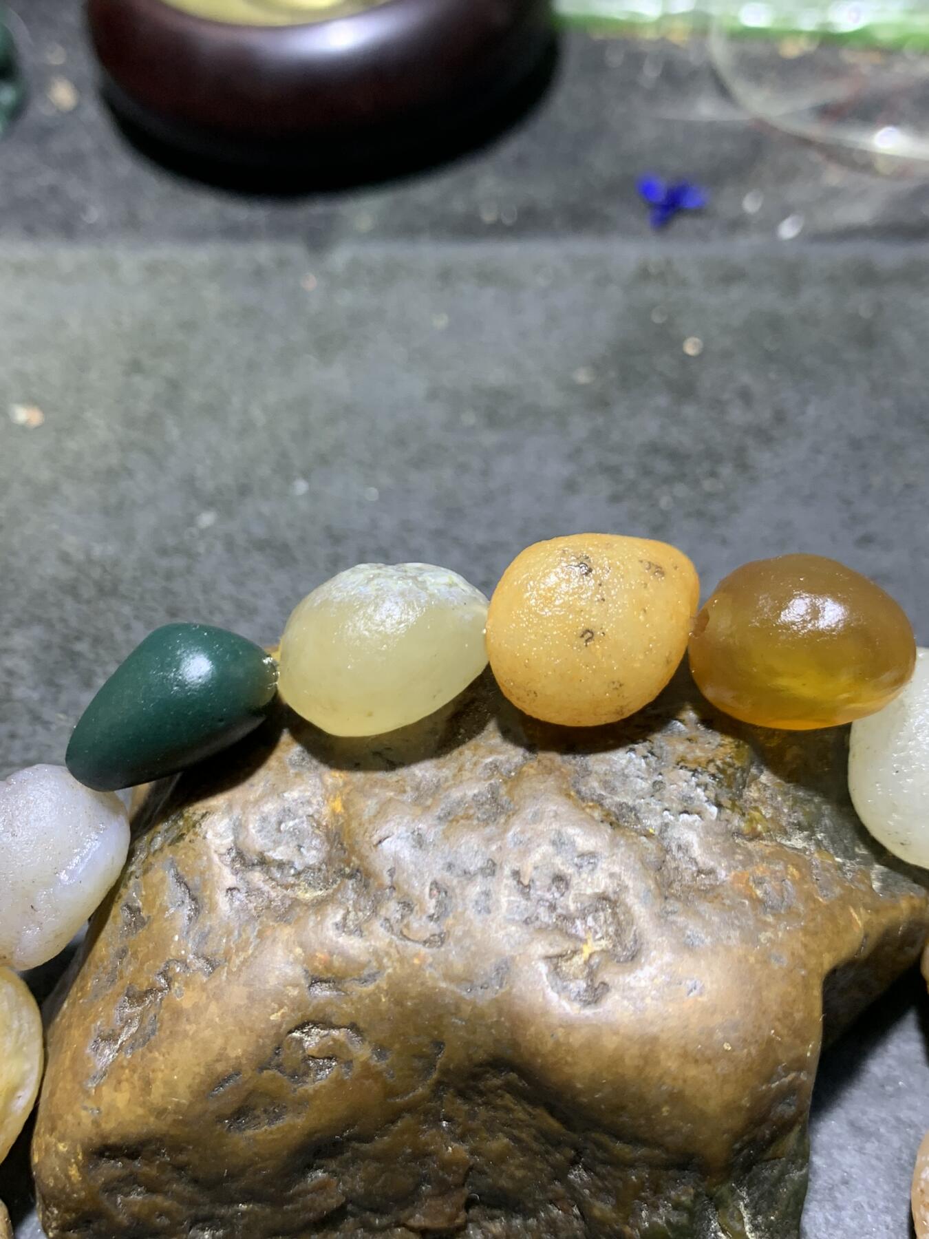 精美阿拉善玛瑙彩珠原石手串一条