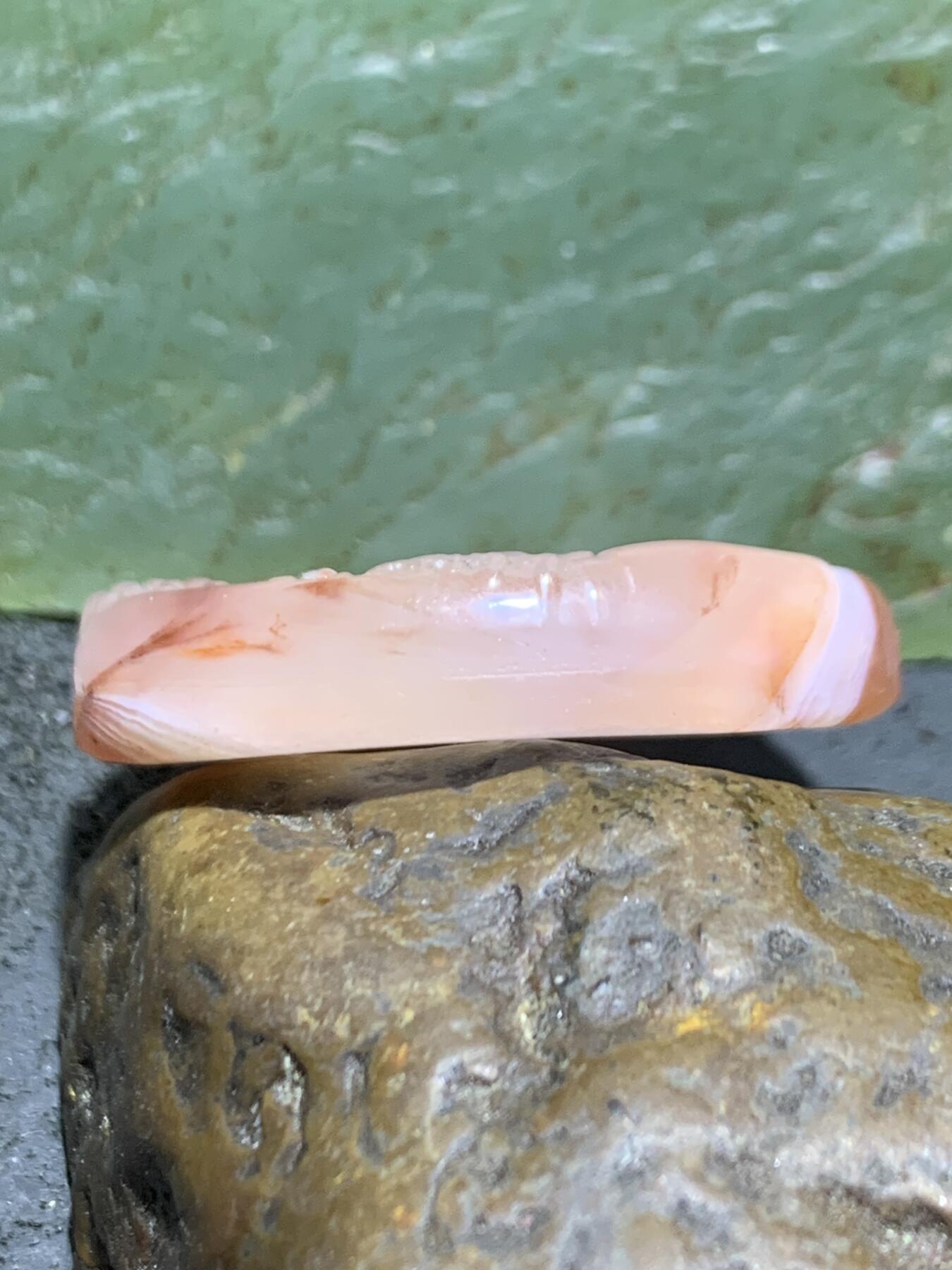 川料红白荔枝冻南红玛瑙雕刻山水意境吊坠一个，