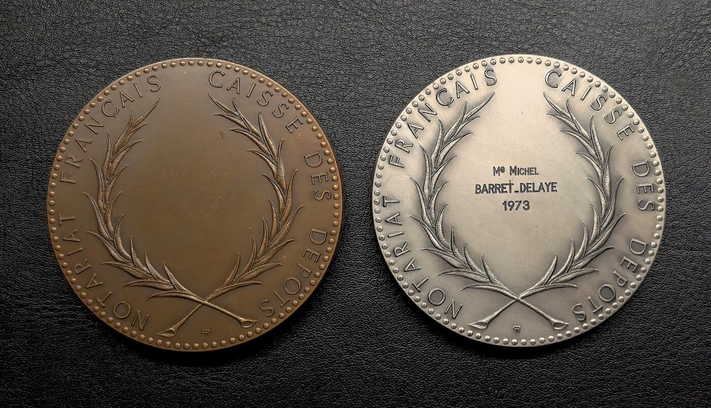 此心安处是吾乡·凡希社世界钱币微拍第三百二十期 1973巴黎造币厂发行法国公证人存款金库纪念章银铜版本各一枚，正面为古希腊雅典政治家、立法者梭伦，他被视为西方法治与公证精神的先驱。银质版刻有受赠人姓名，其铸量远少于铜质版，实测重132.34g，纯度90%。