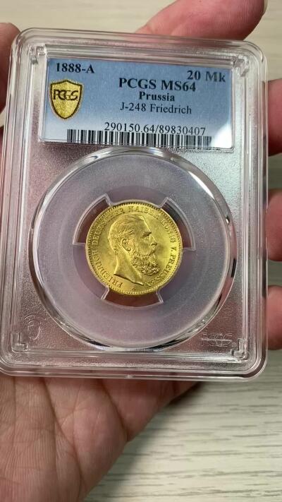 万国钱币拍卖第062期 PCGS MS64 1888年德国普鲁士三皇之年腓特烈三世短翅流通20马克金币 单年发行三皇系列名誉品种 丝绸黄金转光底板邮票质感 高分越来越难的品种 顶级典藏品质 7.96g 900金