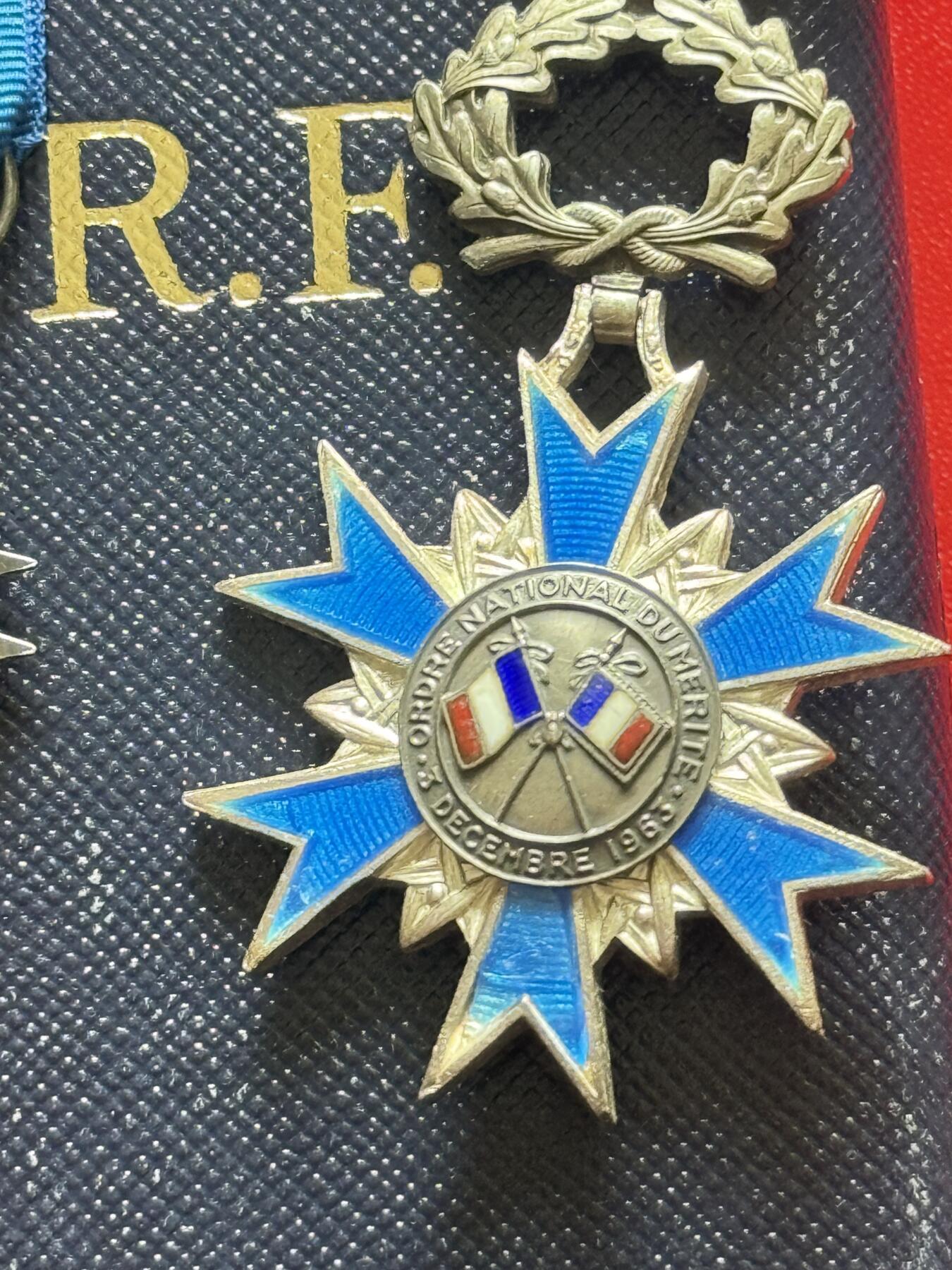 云宸嘉赏-勋臻精藏⭐️年后精品专拍场次🎖 法兰西共和国骑士级国家功勋勋章带mini原盒一套-银制珐琅成色极佳