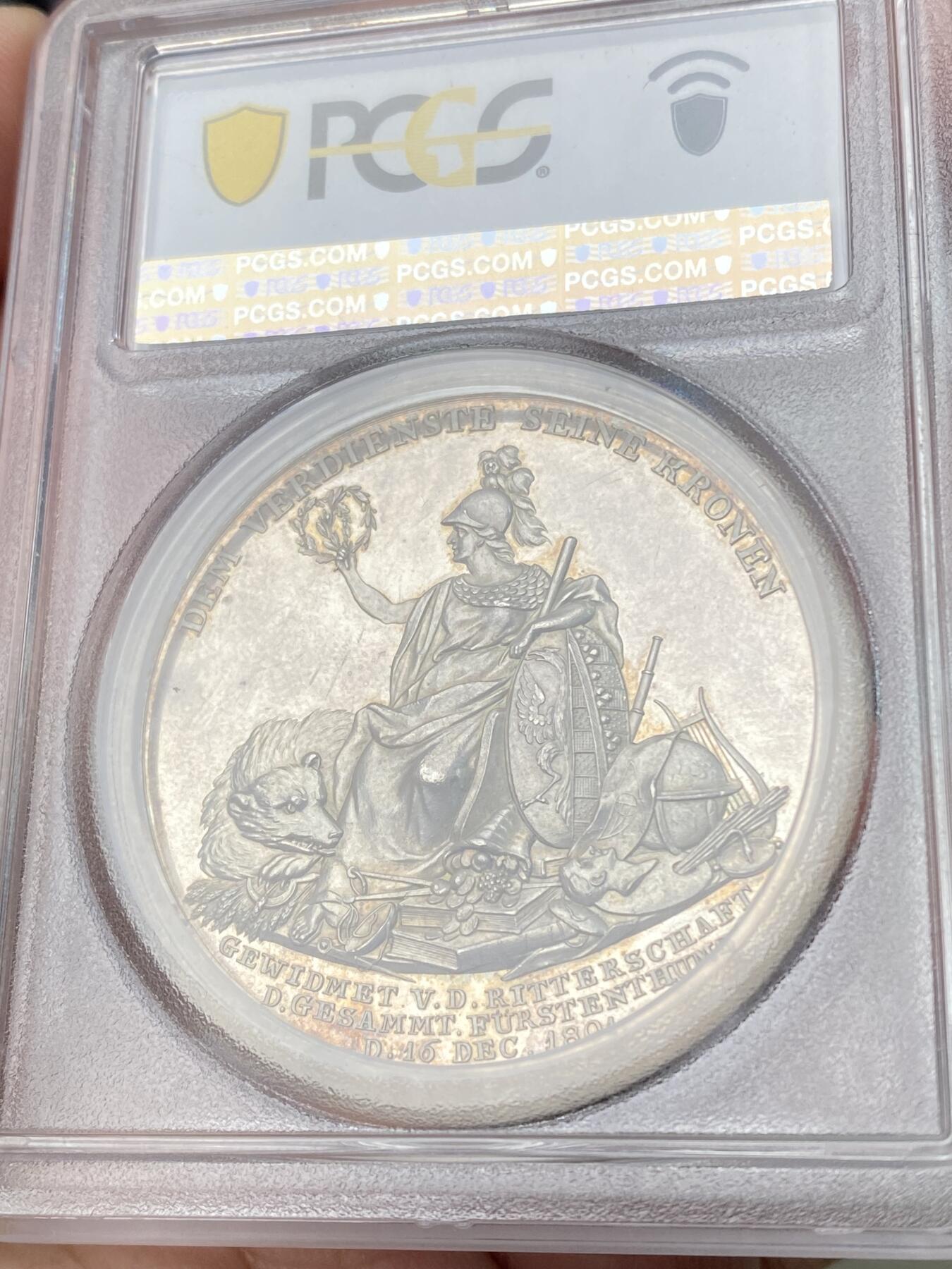 万国钱币拍卖第062期 PCGS MS61 1801年德国安哈尔特-德邵公国利奥波德·弗里德里希·弗兰茨公爵执政50周年纪念大银章 罕见德国小邦高浮雕名誉品种 背面密涅瓦女神手扶德邵盾徽 代表安哈尔特的棕熊卧在女神旁 淡金彩PCGS唯一冠军分 44.11MM 33.6G