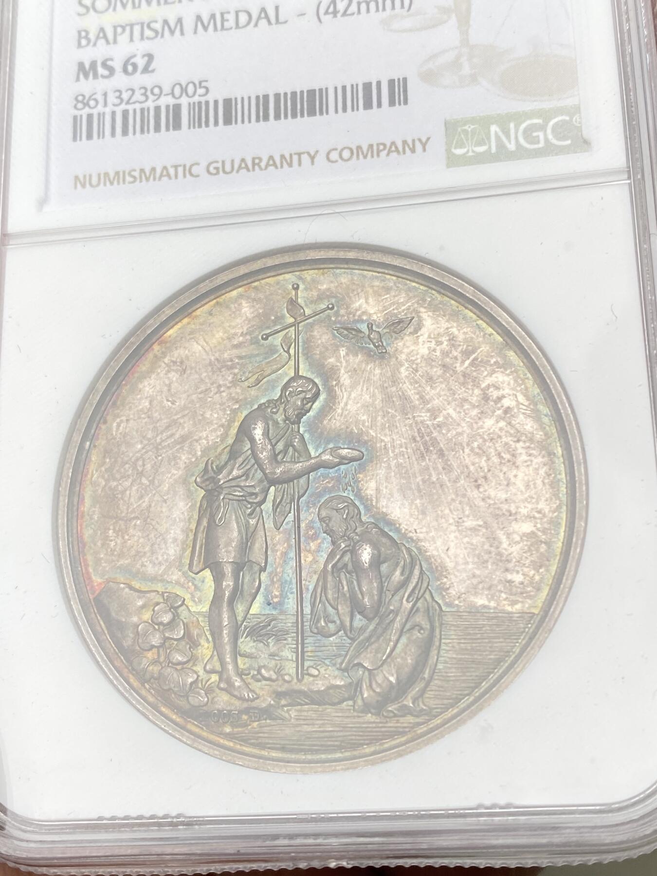 万国钱币拍卖第062期 NGC MS62 1800年左右德国洗礼与坚信礼纪念大银章 经典圣约翰在约旦河为耶稣洗礼场景 背面代表美德的女神献上祝福 背面题铭洗礼缔结盟约（蛇与圣经） 信仰牢固根基（磐石和铁锚）绝美孔雀蓝欧洲幻彩包浆 