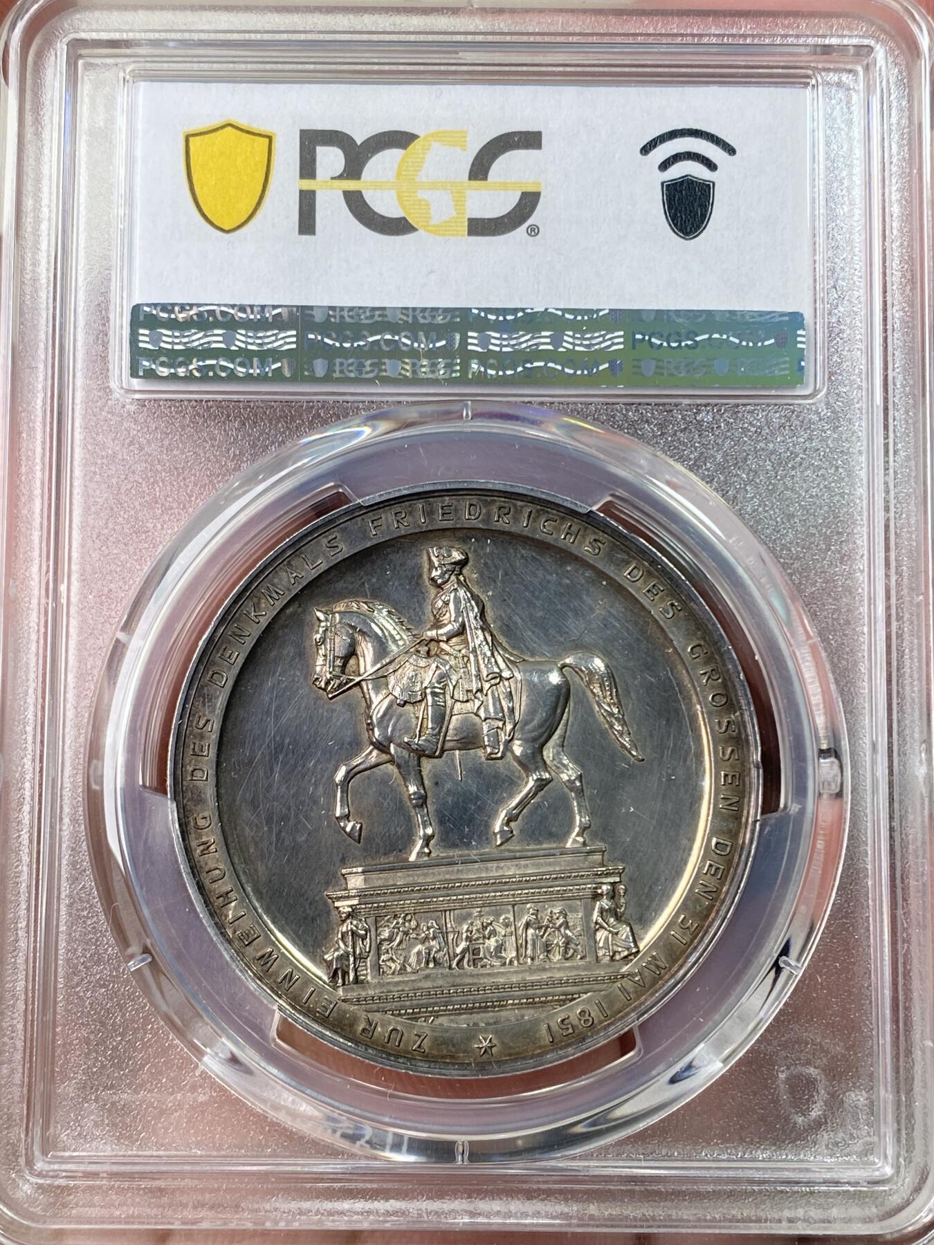 万国钱币拍卖第062期 PCGS SP62 1851年德国普鲁士腓特烈大帝骑马戎装铜像落成纪念银章 即便铜章也不太常见的腓特烈戴冠戎装像 PCGS唯一冠军分 仅入盒2枚的珍稀品种 绚丽金彩包浆裹身帝国精品收藏系列