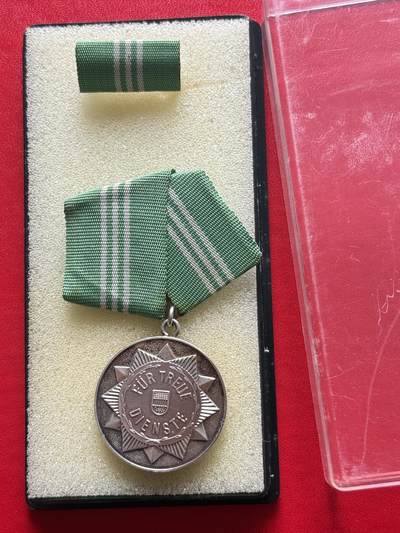 云宸嘉赏-勋臻精藏⭐️元宵节特别专拍场次🎖 - 民主德国内政部人民警察银级忠诚服役奖章全套 早期无国徽版本 镀银漂亮