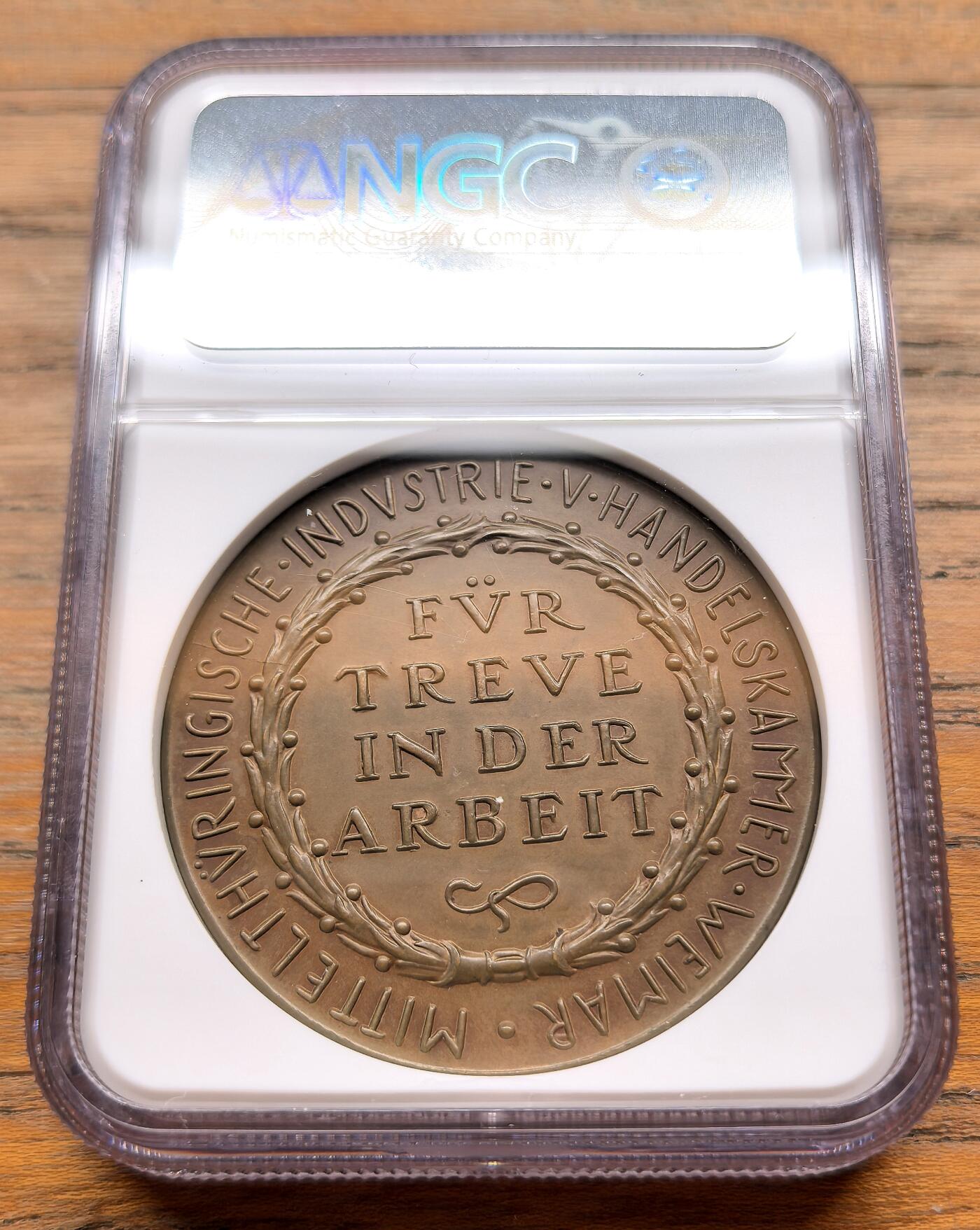 此心安处是吾乡·凡希社世界钱币微拍第三百二十期 卡尔哥茨名章：魏玛德国中图林根手工业、工业与商业协会“忠于工作”主题纪念铜质奖章NGC-MS63，核心图案为魏玛地标性建筑——魏玛城堡，背景辅以细密的纹理，模拟人群或产业劳作的意象，背面中央铭文“表彰工作忠诚”