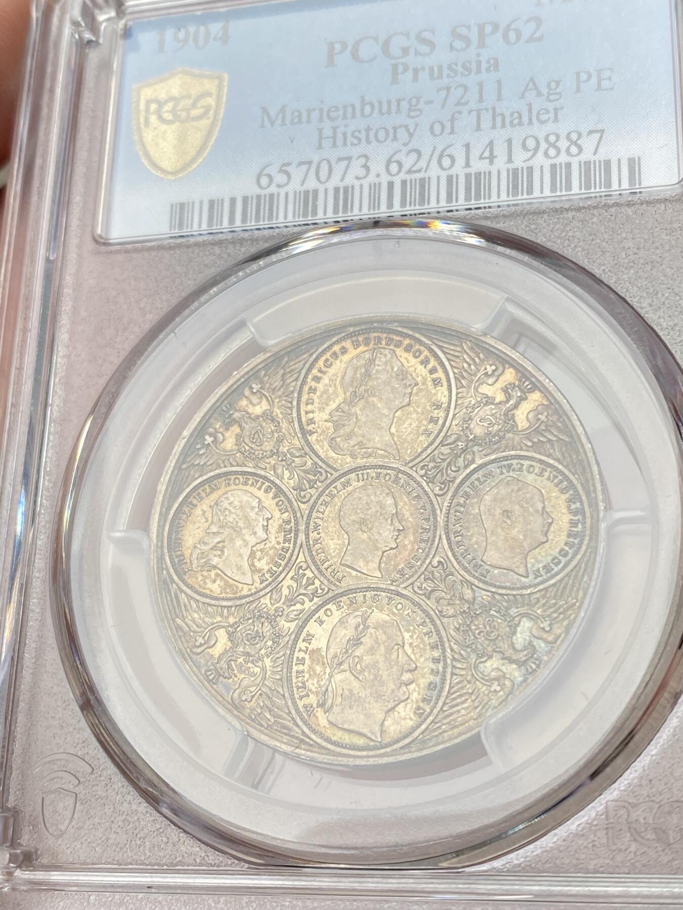 万国钱币拍卖第062期 PCGS SP62 1904年德国普鲁士霍亨索伦皇族五皇泰勒历史纪念银章 均匀香槟金彩极美 正面五皇均与泰勒头像相同 普鲁士鹰盘踞其间 此章形制规格与联合泰勒完全相符 可看作最后的泰勒
