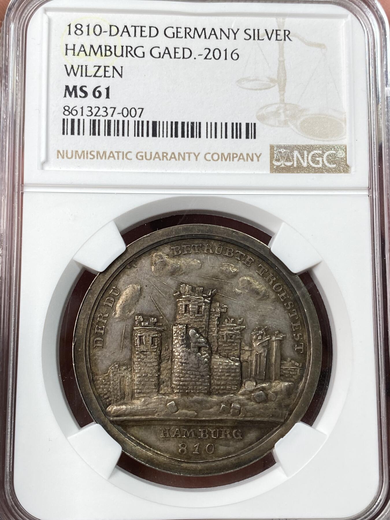 万国钱币拍卖第062期 NGC MS61 1810年德国汉堡纪念汉堡城市被维京人摧毁1000周年银章 810年面为汉堡城市被摧毁的景观 1810年汉堡女神哈莫尼亚跪于祭坛前献上千年和平 帝国罕见名誉品种欧陆包浆收藏级 麦稀奇首拍品种