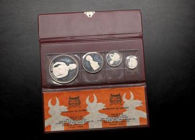 此心安处是吾乡·凡希社世界钱币微拍第三百二十期 - 1970达荷美大钱包精铸PS四枚，紫金包浆，部分表面有一层油脂状氧化，无丝痕划伤，包装完美，全套品相极佳！