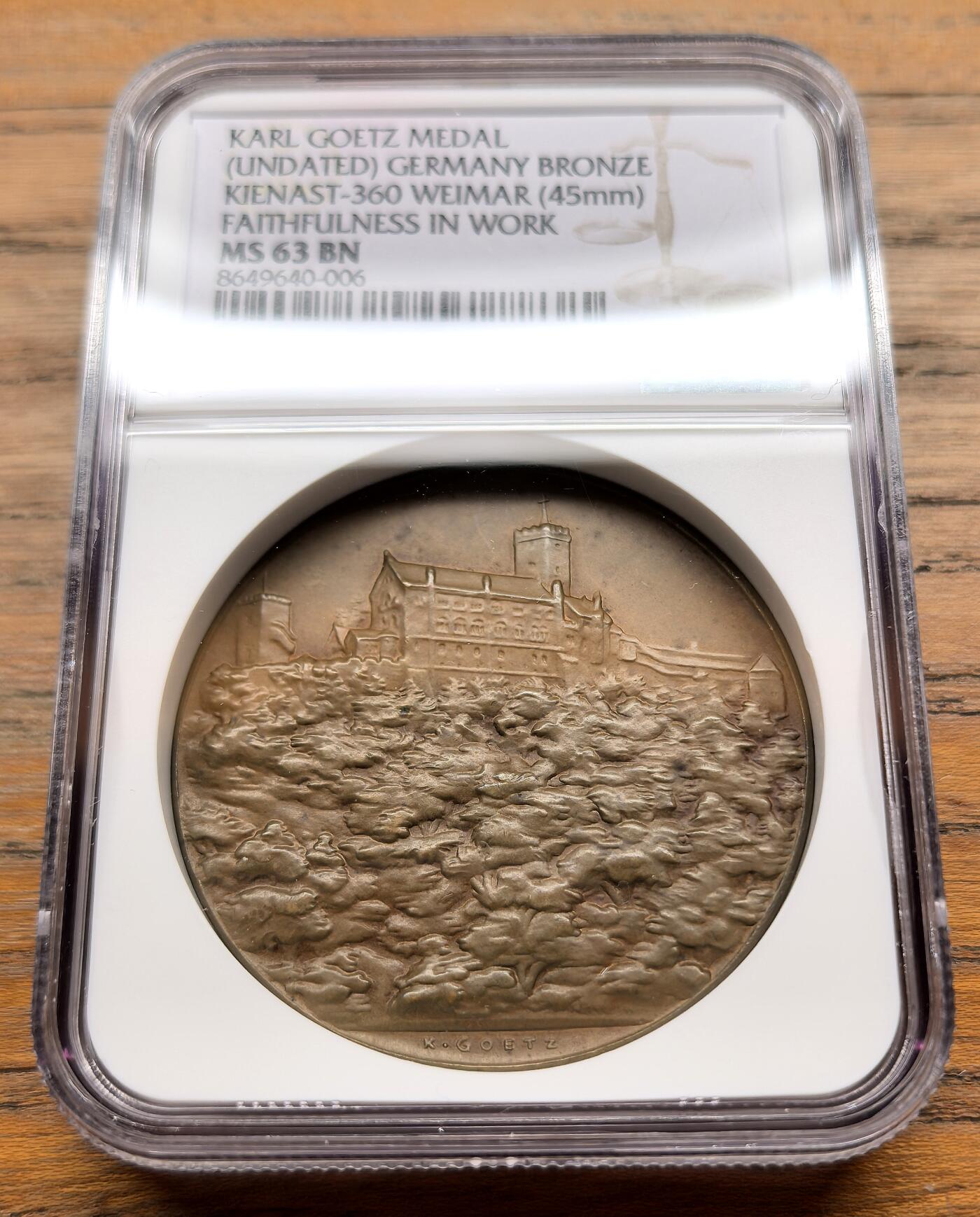 此心安处是吾乡·凡希社世界钱币微拍第三百二十期 卡尔哥茨名章：魏玛德国中图林根手工业、工业与商业协会“忠于工作”主题纪念铜质奖章NGC-MS63，核心图案为魏玛地标性建筑——魏玛城堡，背景辅以细密的纹理，模拟人群或产业劳作的意象，背面中央铭文“表彰工作忠诚”