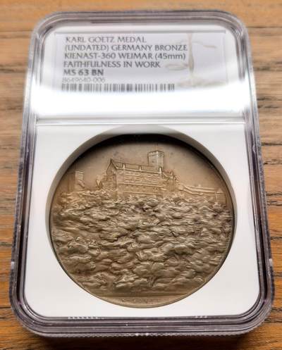 此心安处是吾乡·凡希社世界钱币微拍第三百二十期 - 卡尔哥茨名章：魏玛德国中图林根手工业、工业与商业协会“忠于工作”主题纪念铜质奖章NGC-MS63，核心图案为魏玛地标性建筑——魏玛城堡，背景辅以细密的纹理，模拟人群或产业劳作的意象，背面中央铭文“表彰工作忠诚”