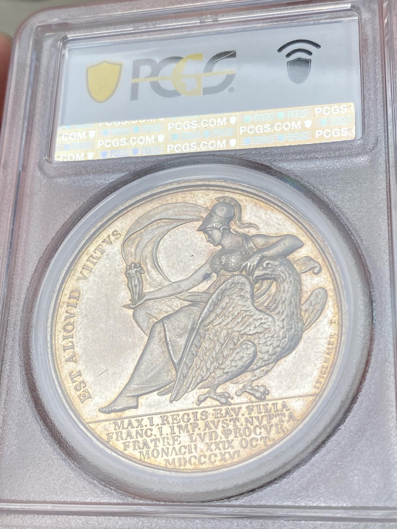 万国钱币拍卖第062期 PCGS SP63 1816年奥地利弗朗茨一世与巴伐利亚公主卡罗琳娜·奥古斯塔结婚纪念大银章 背面帕拉斯端女神坐在帝国鹰旁 手持三位美惠女神献出祝福 41MM 29.2G 极美淡金彩环绕 PCGS冠军分收藏级