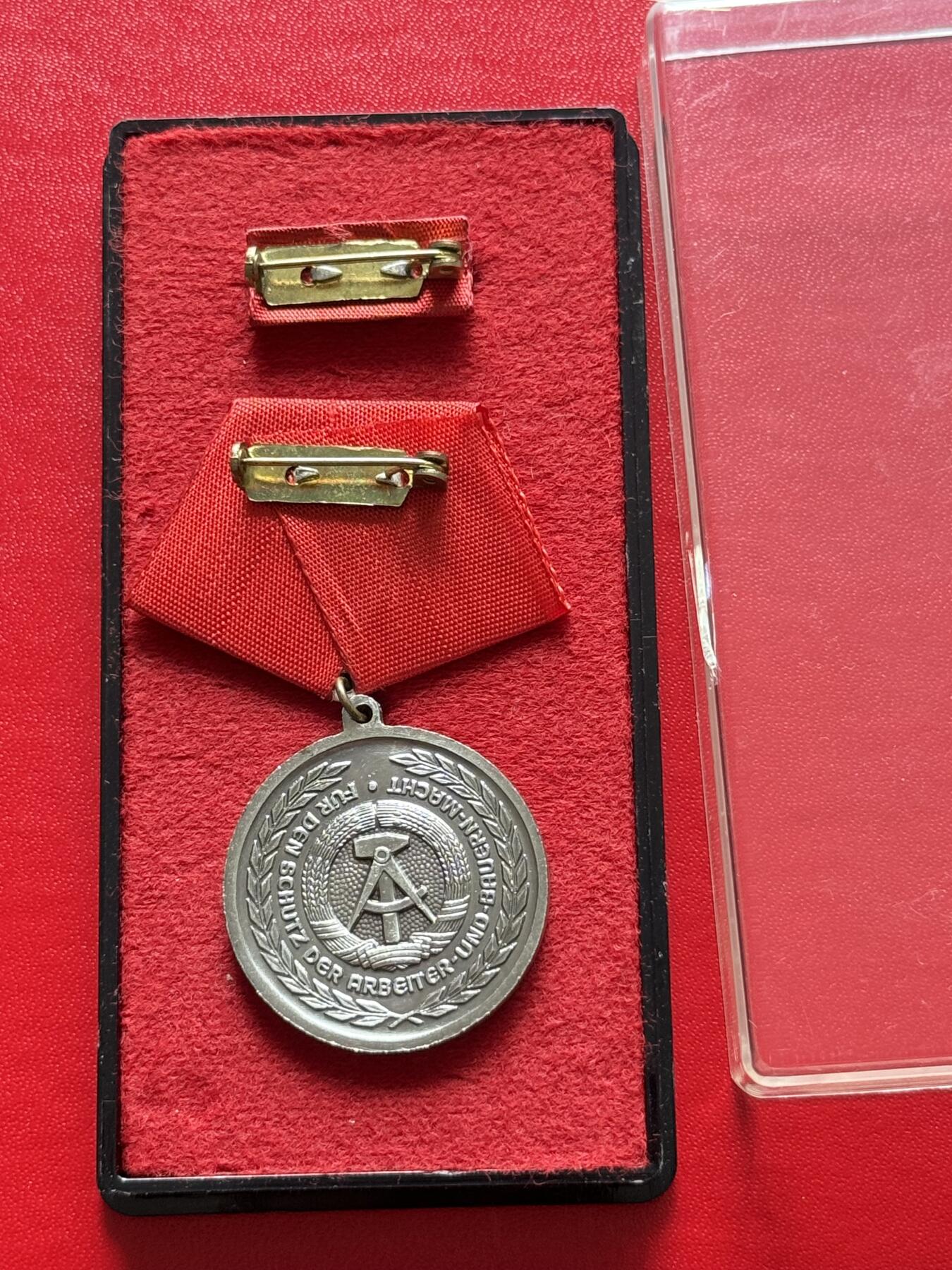 云宸嘉赏-勋臻精藏⭐️年后精品专拍场次🎖 民主德国Kampfgruppen der Arbeiterklasse-KdA（工人阶级战斗队）建立二十周年奖章（发放给最早一批目前还服役战斗队干部与官员，在工战队的地位类似建军20在苏联红军中）全套带盒