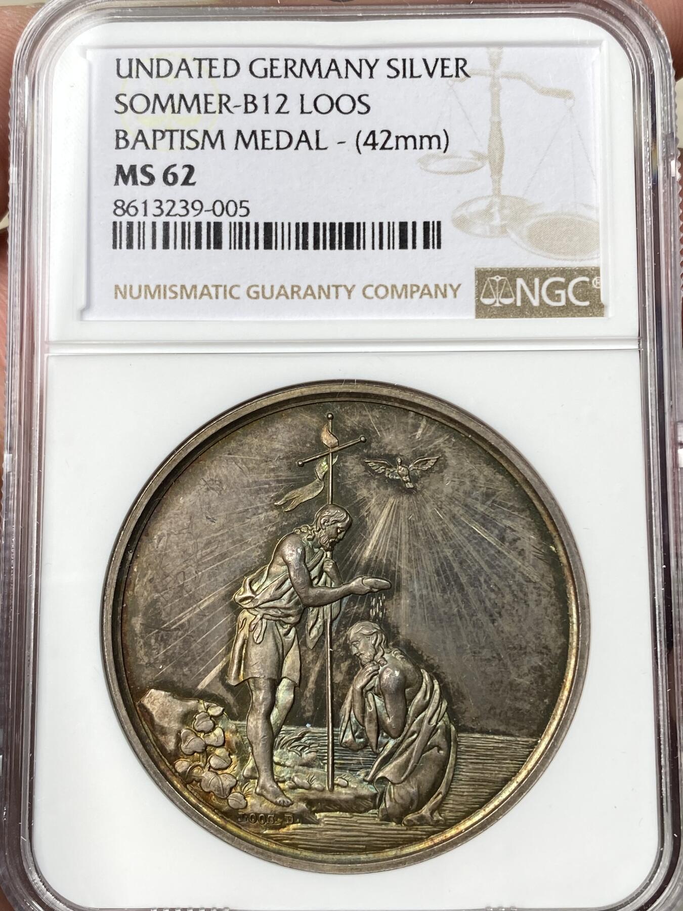 万国钱币拍卖第062期 NGC MS62 1800年左右德国洗礼与坚信礼纪念大银章 经典圣约翰在约旦河为耶稣洗礼场景 背面代表美德的女神献上祝福 背面题铭洗礼缔结盟约（蛇与圣经） 信仰牢固根基（磐石和铁锚）绝美孔雀蓝欧洲幻彩包浆 