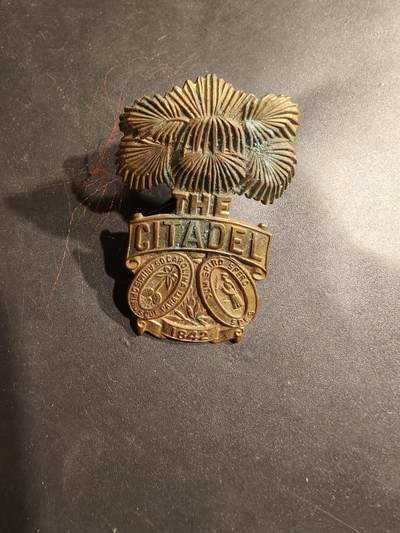 老王徽章第185期 - 美国南卡罗莱纳州军校大檐帽帽徽    与西点军校齐名的美国著名军事院校之一，美国南北战争的第一枪就是由该军校学员兵打响