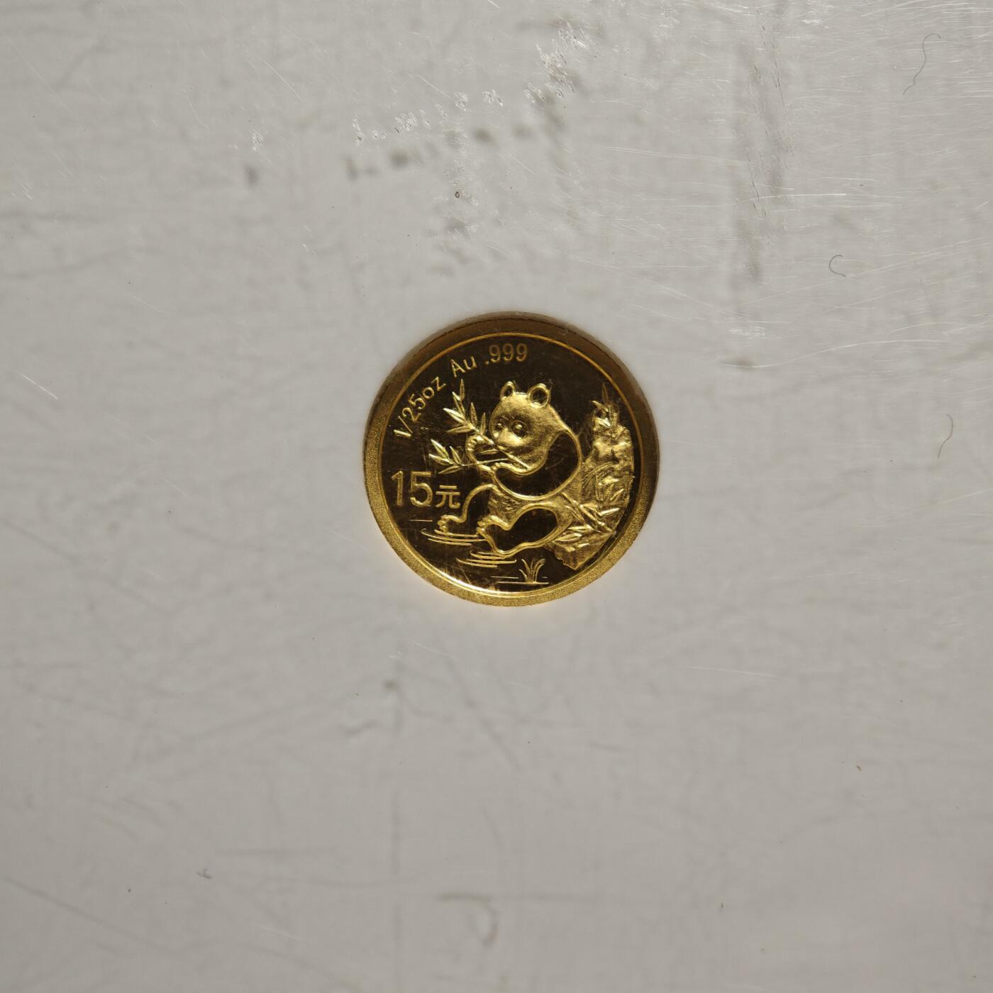 【德藏】世界币章拍卖第166期（拍品征集中~欢迎藏友联系） 2007年熊猫金币发行25周年1/25盎司15元精制金币1/25盎司（约1.244克‌），面额：15元，成色：99.9%，发行量1.8万枚（在国内销售数量只有1.2万套金）NGC PF69UC 盒子表面有磨痕，金币完美！这是一枚“离群”的熊猫15元精制金币，成套的买不起，单枚确实很难得！越小越难评高分，机不可失，好好把握吧！